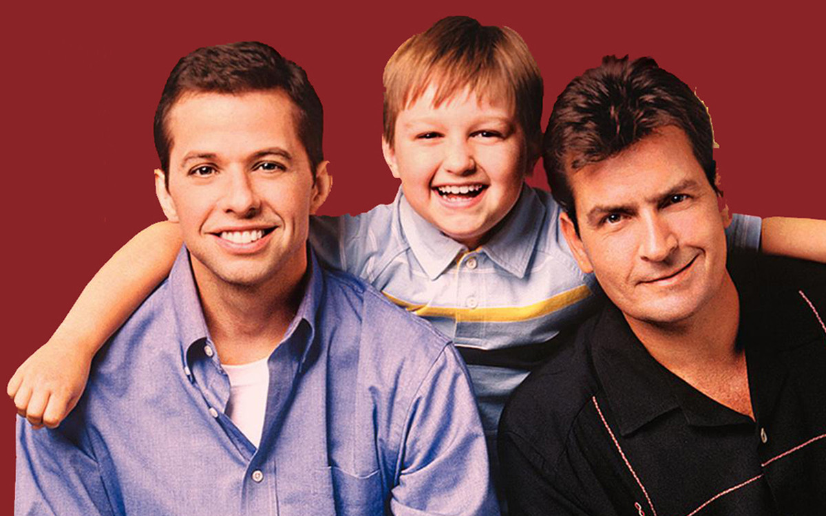 Pamiętacie dzieciaka z serialu “Dwóch i pół”? Te zdjęcia szokują