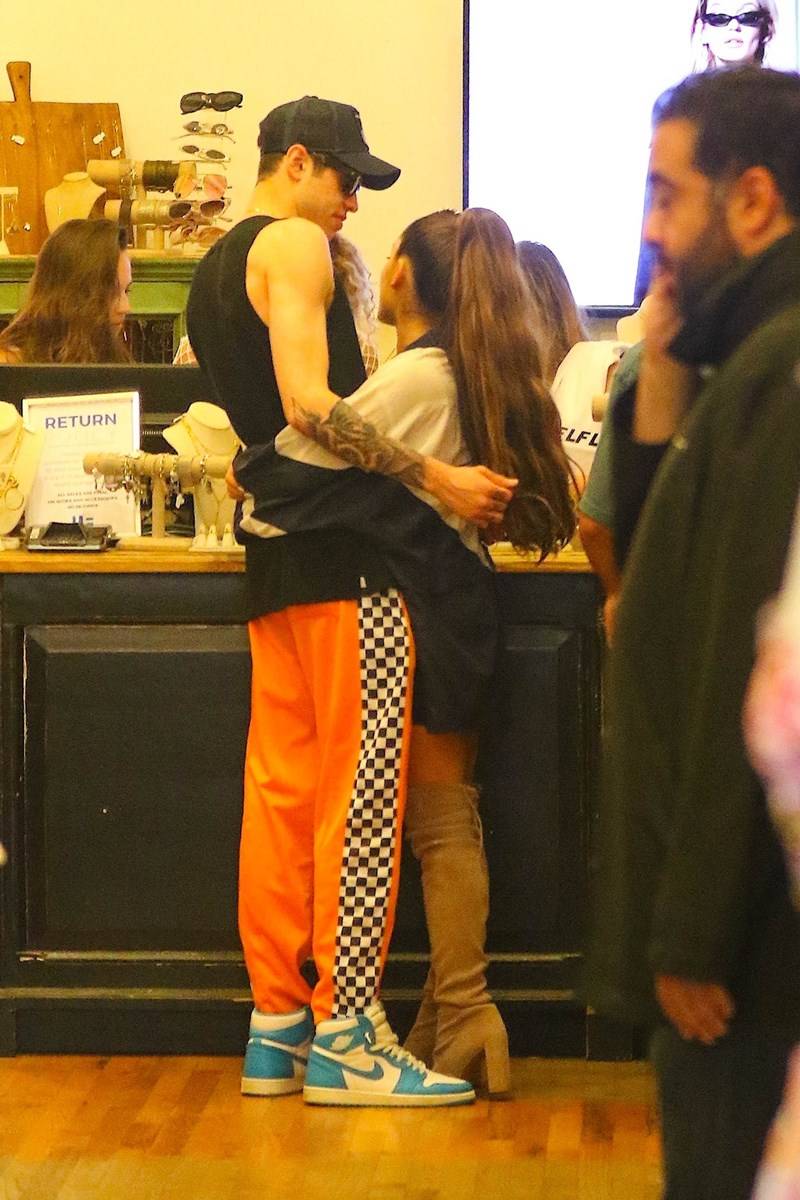 Gorące pocałunki Ariany Grande z narzeczonym!