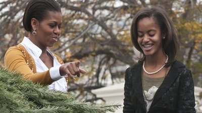 Michelle Obama z córkami dostały już choinkę (FOTO)
