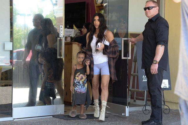 Kim Kardashian w seksownych botkach i koszuli Kanye