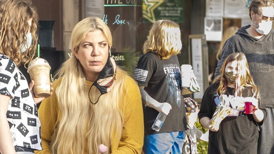 Tori Spelling z piątką dzieci i mężem na kawie