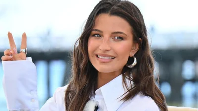 Julia Wieniawa zadała szyku na plaży. Zdjęła szpilki i pognała na piasek!