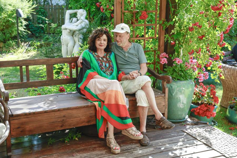 Katarzyna Grochola i Stanisław Bartosik pokazali bajeczny ogród w Milanówku! Rzeźby, fontanna i piękne kwiaty (FOTO)