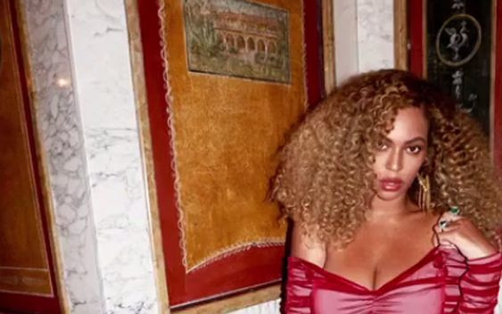 Beyonce pozuje w obcisłej czerwonej sukience 2 miesiące po porodzie