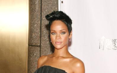 Rihanna w sukni-parasolce (FOTO)