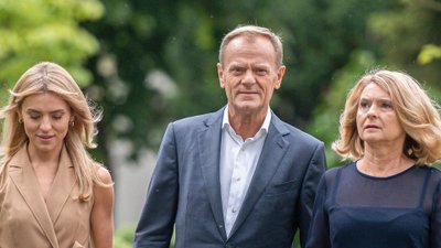 Kasia Tusk w towarzystwie rodziców odwiedziła lokal wyborczy. Blogerka popisała się stylem?