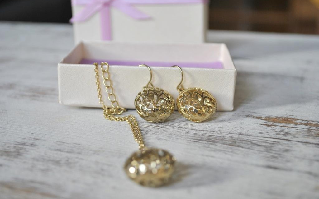 Czym kierować się, wybierając złotą biżuterię?