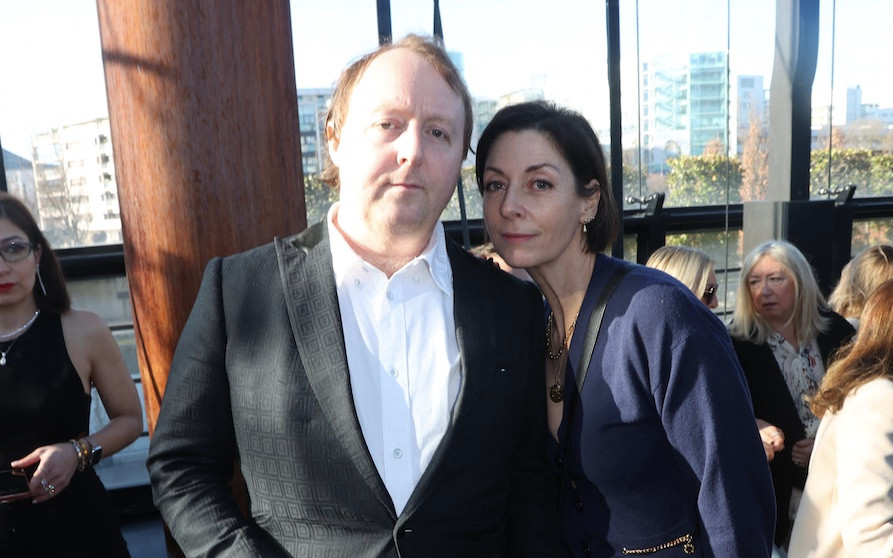 Jego ojciec to ikona muzyki, a siostra to słynna projektantka mody. Do kogo jest podobny?