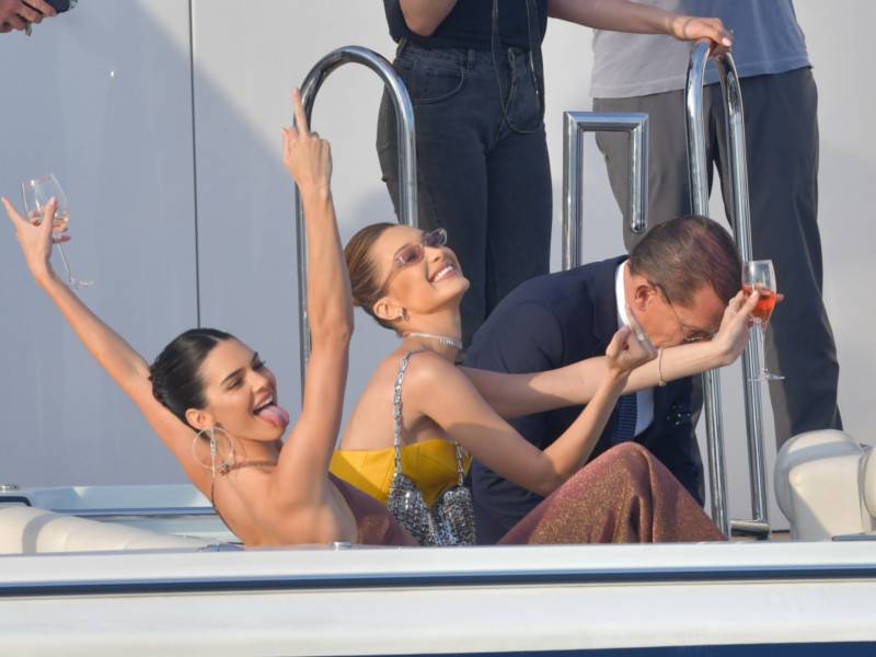 Kendall Jenner i Bella Hadid szaleją na jachcie w wieczorowych kreacjach