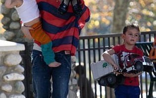 Gwen Stefani z dziećmi na placu zabaw (FOTO)