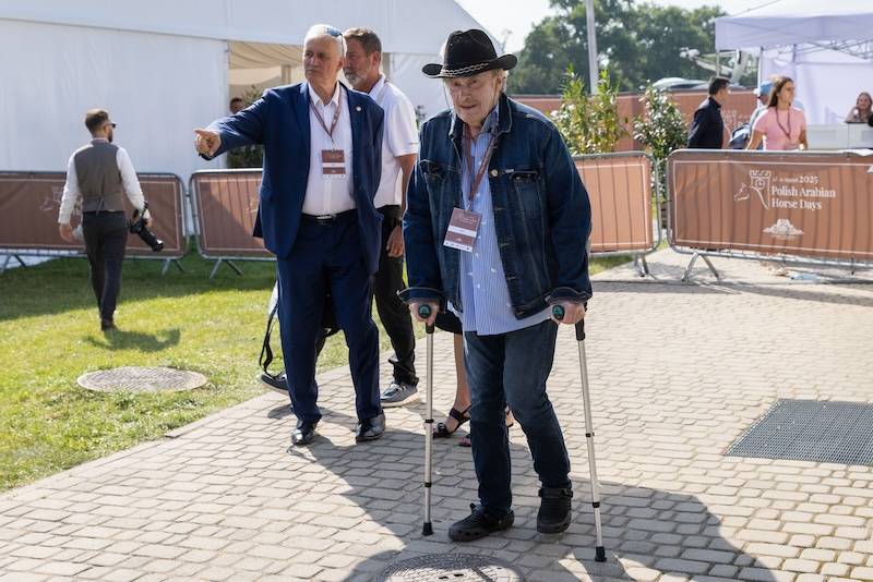 Daniel Olbrychski pojawił się o kulach w Janowie Podlaskim. Przeszedł operację!