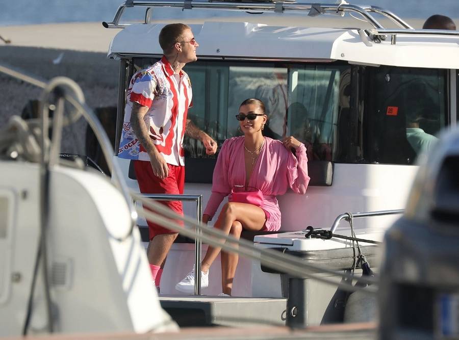 Justin i Hailey dalej wypoczywają w Grecji. Para wybrała się na romantyczną kolację