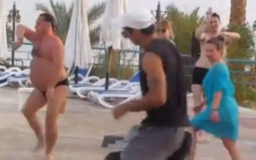 Ten facet wymiata! Ma brzuszek i grację baletnicy [VIDEO]