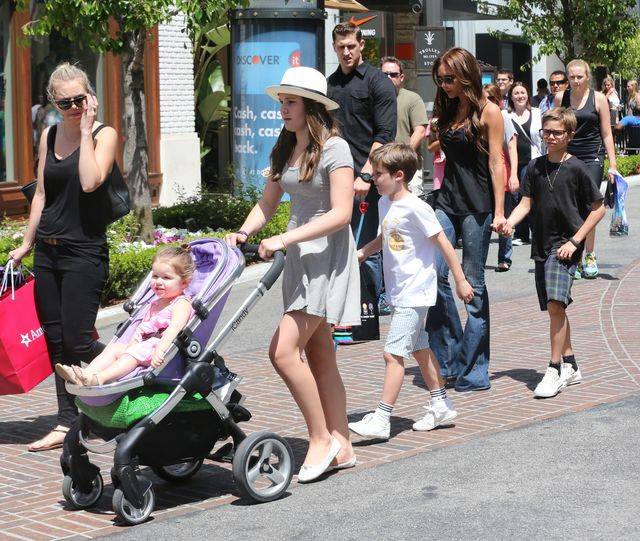 Victoria Beckham z rodziną na zakupach