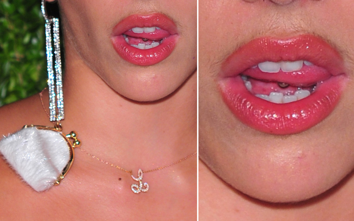 Wąsik nad ustami, kolczyk w języku i odsłonięty sutek – oto córka gwiazdy