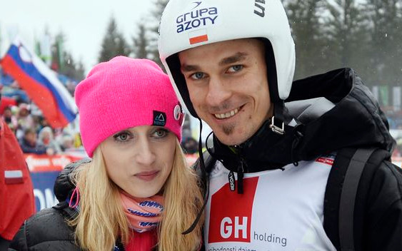 Piotr Żyła z żoną Justyna i dziećmi na archiwalnych zdjęciach