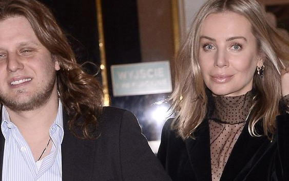 Piotr Woźniak-Starak próbuje się uśmiechać do fotoreporterów (ZDJĘCIA)