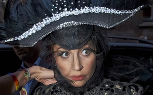 Lady Gaga jak wielki bażant (FOTO)