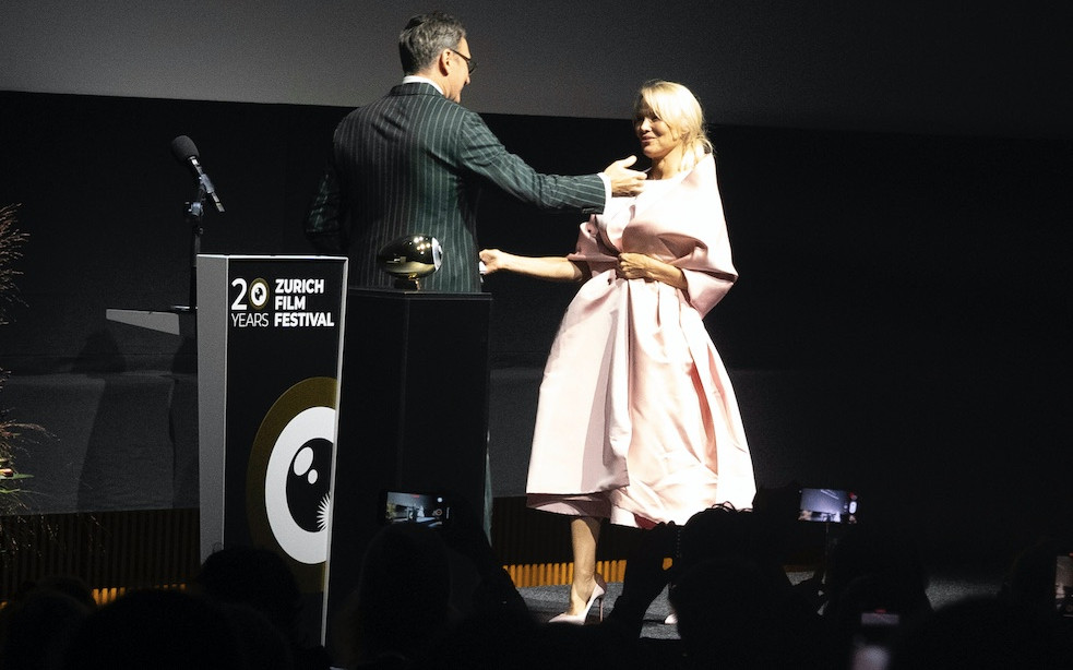 Tak pięknie jeszcze nie było: Pamela Anderson w pudrowym różu na festiwalu w Zurichu