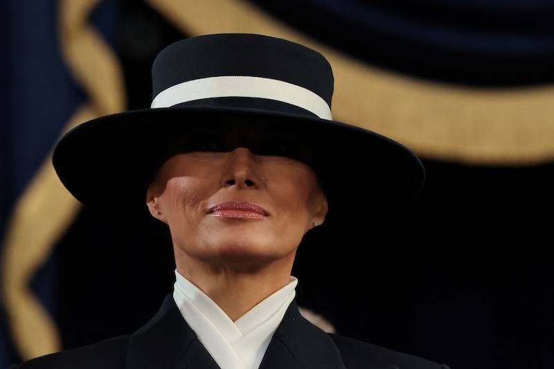 Trumpowie przybyli do Białego Domu. Melania zawsze wie, jak się ubrać, ale tym razem doszło do WPADKI!