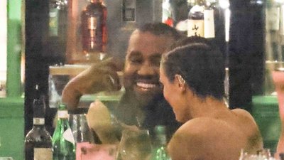 Niemal naga Bianca Censori spaceruje z Kanye Westem. Zakrywa goły biust poduszką