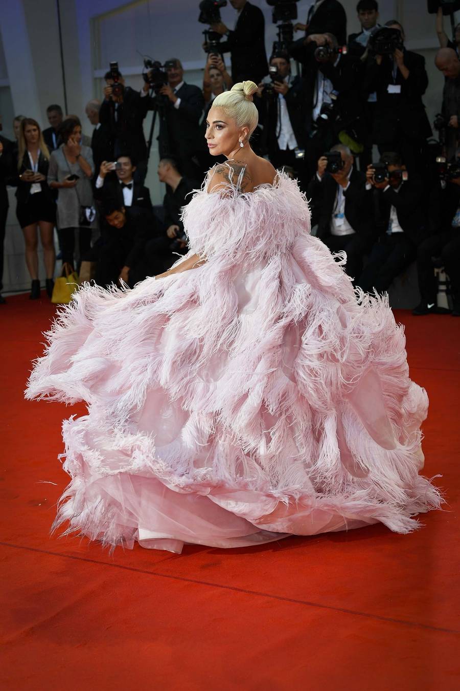 PYSZNA kreacja Gagi na festiwalu w Wenecji