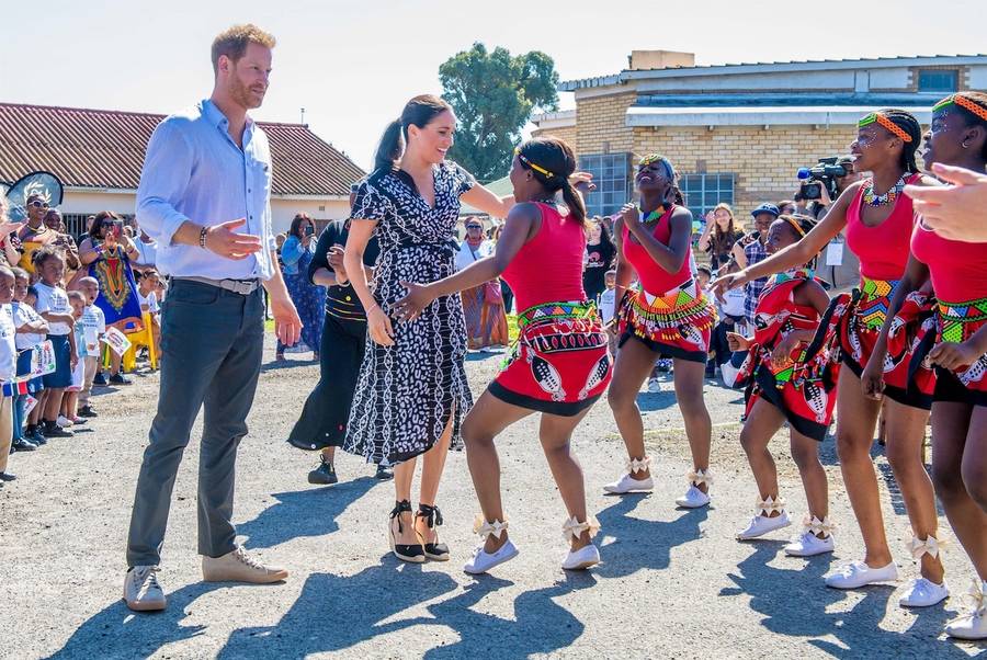 Para książęca Sussex w Afryce. Bawią się z dziećmi i przytulają