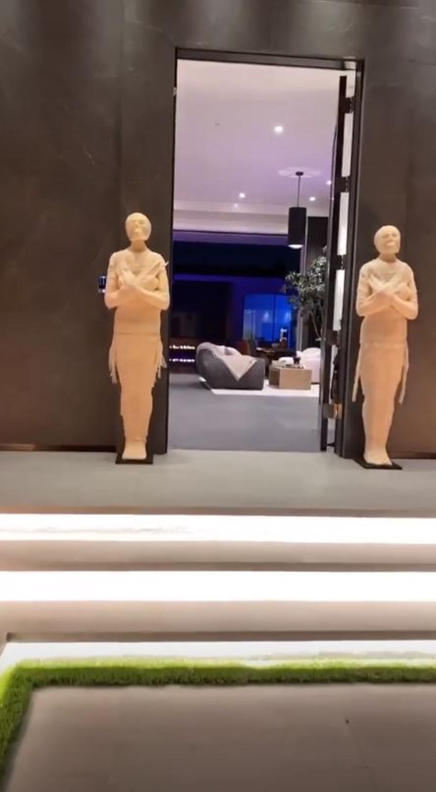 Kylie Jenner pokazała dekoracyjne mumie. 