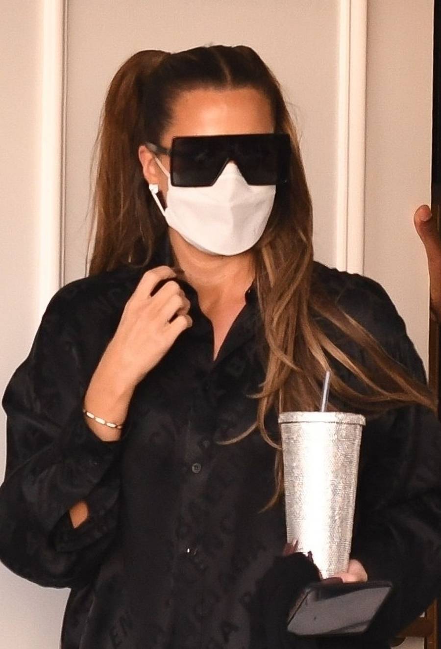 Khloe Kardashian w okularach i maseczce