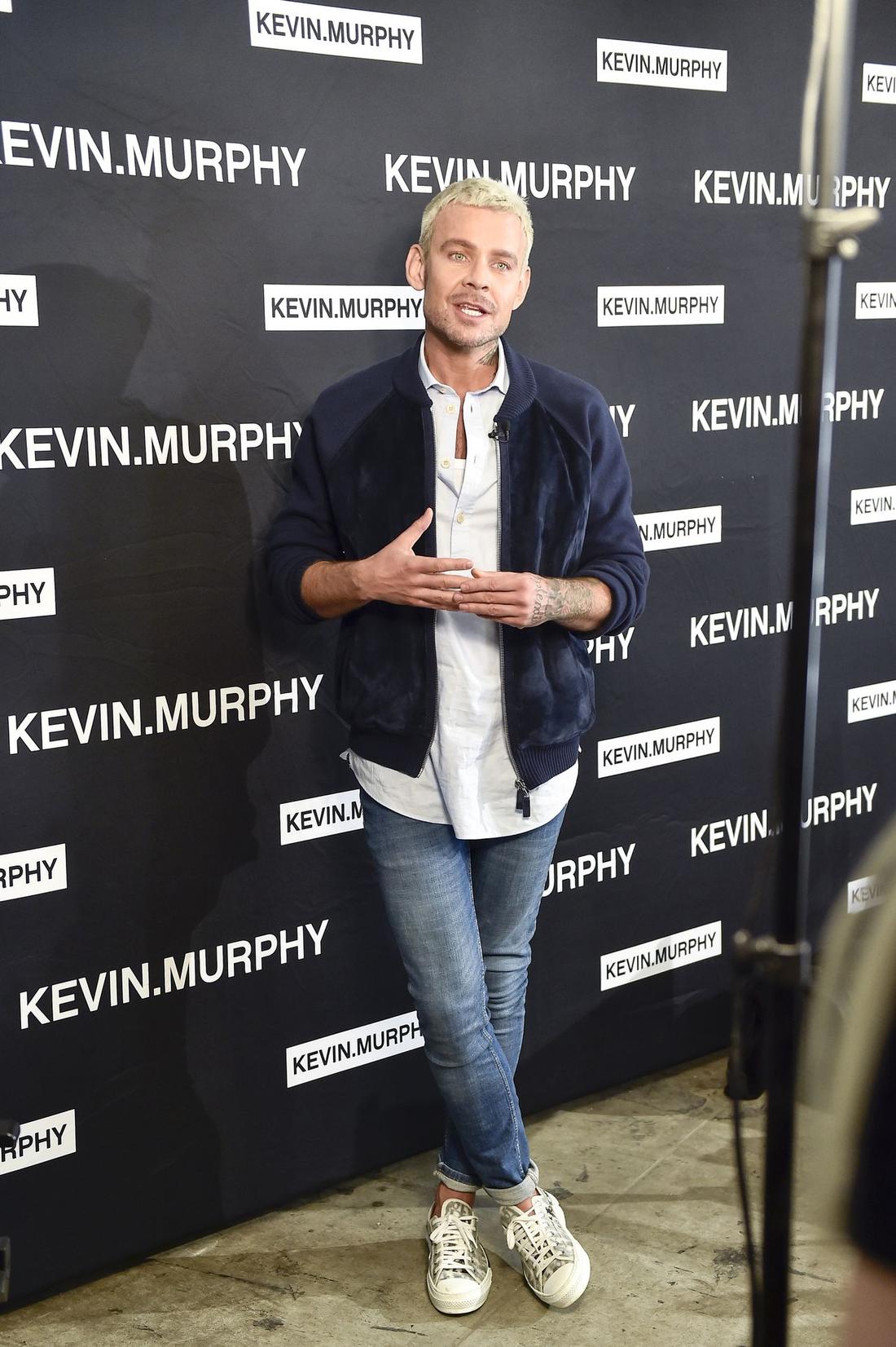 Dawid Woliński w blond włosach na ściance. 