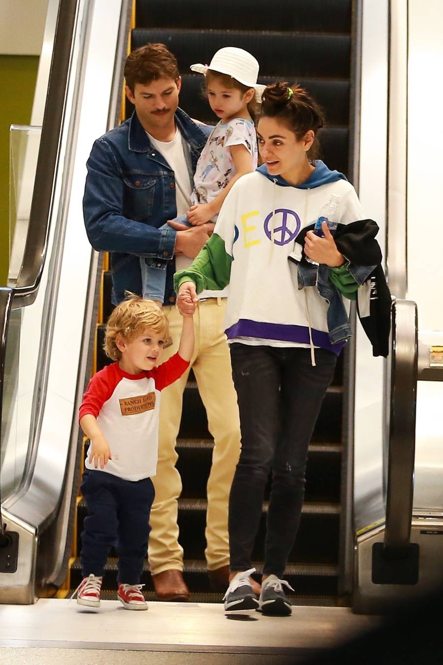 Ashton Kutcher i MIla Kunis z dziećmi