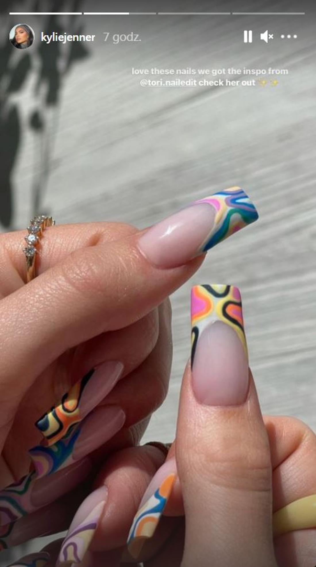 Kylie Jenner pochwaliła się nowym manicure - będzie hit? Kylie Jenner pokazała nowe paznokcie.