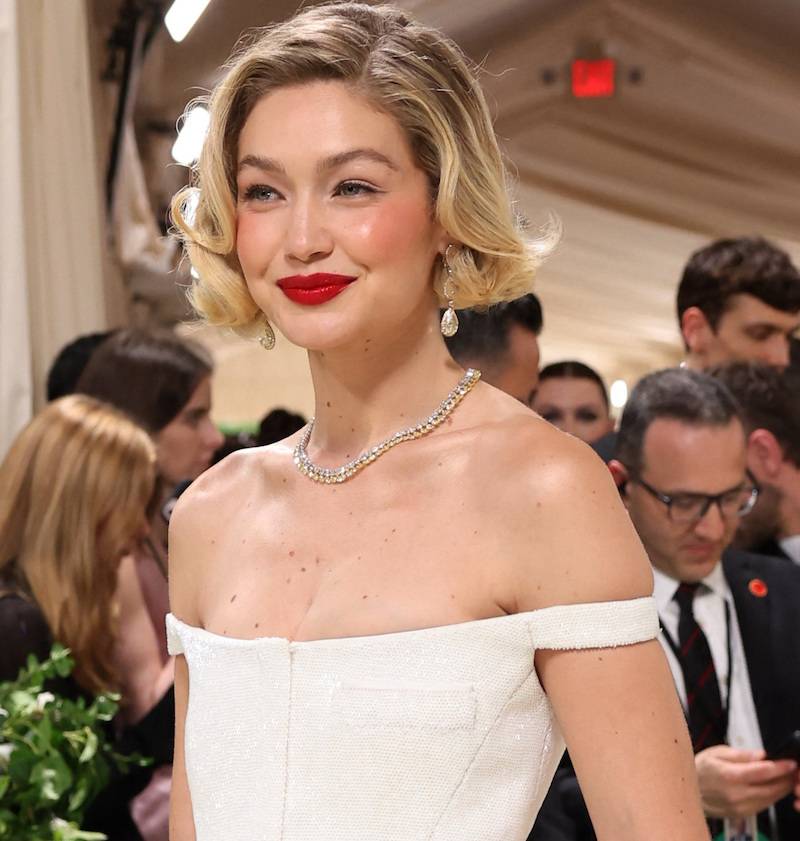 Stała bywalczyni gali MET, czyli Gigi Hadid. Jej suknię szyto ręcznie ponad 13 tysięcy godzin