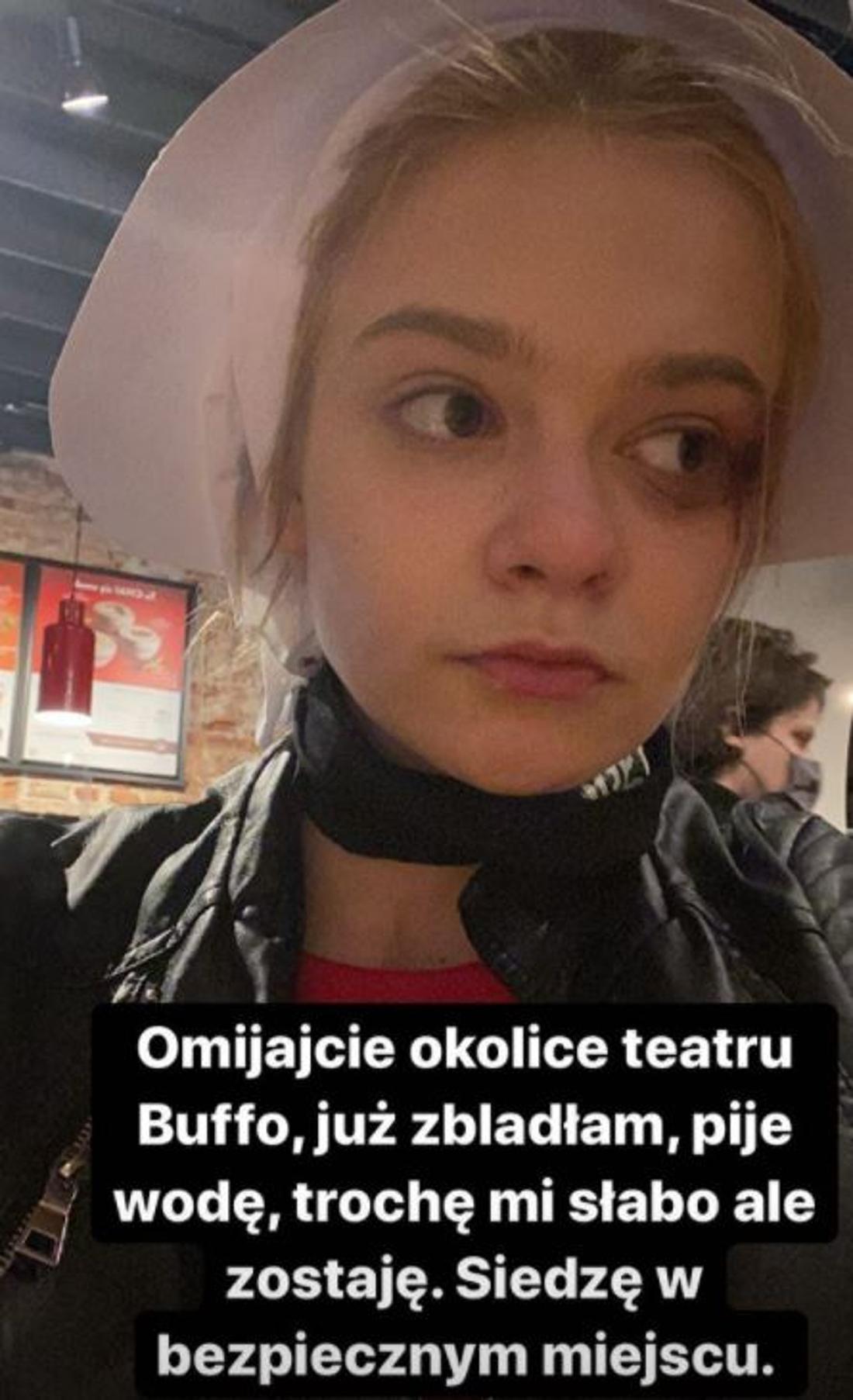 Julia Wróblewska strajkuje na ulicach Warszawy z innymi kobietami. 