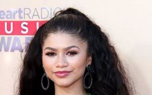 18 lat i ani śladu naturalnych włosów (FOTO)