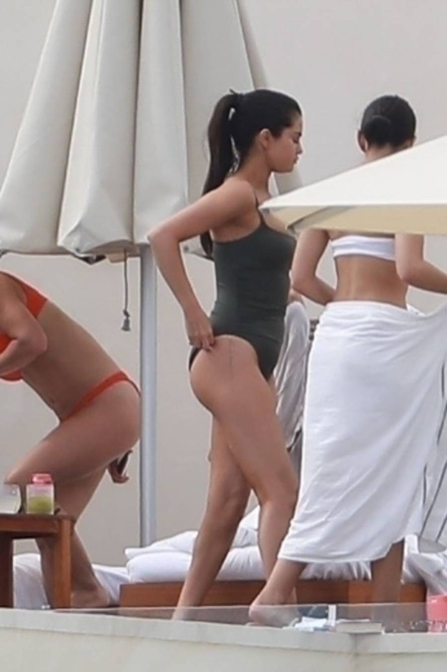 WOW! Selena Gomez w oliwkowym kostiumie kąpielowym