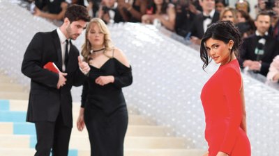 Włoski model stał się zeszłoroczną sensacją na gali MET. Teraz został zwolniony przez Kylie Jenner?