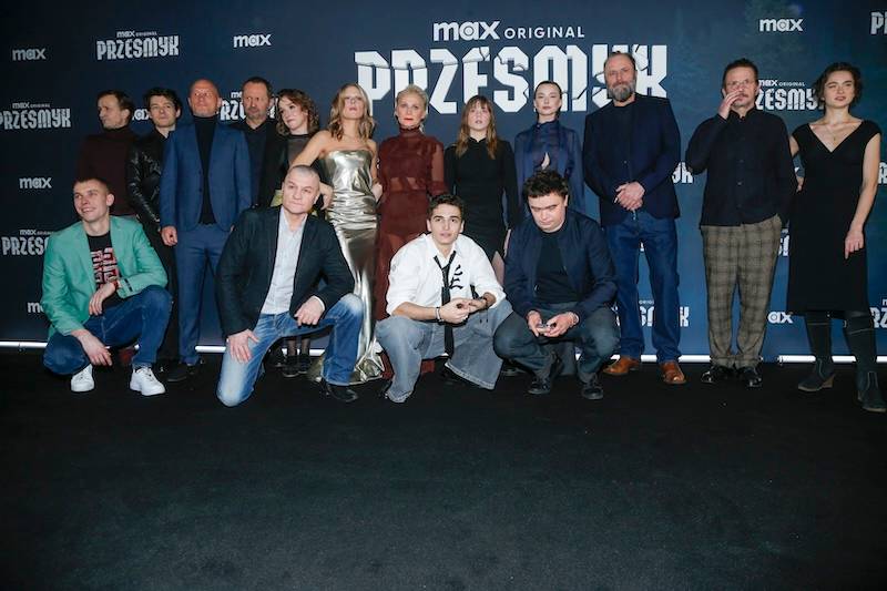 Uroczysta premiera serialu “Przesmyk”. Gwiazdą wieczoru – Lena Góra w srebrnej sukni do ziemi