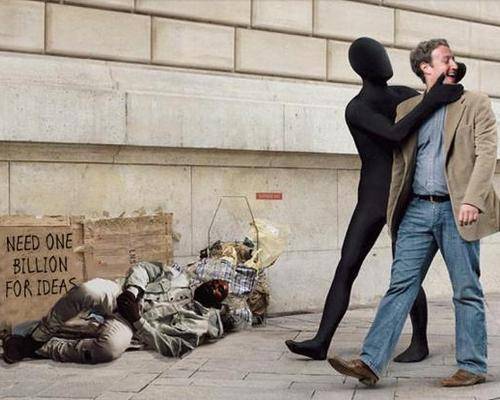 Kanye West usnął w galerii handlowej – memy