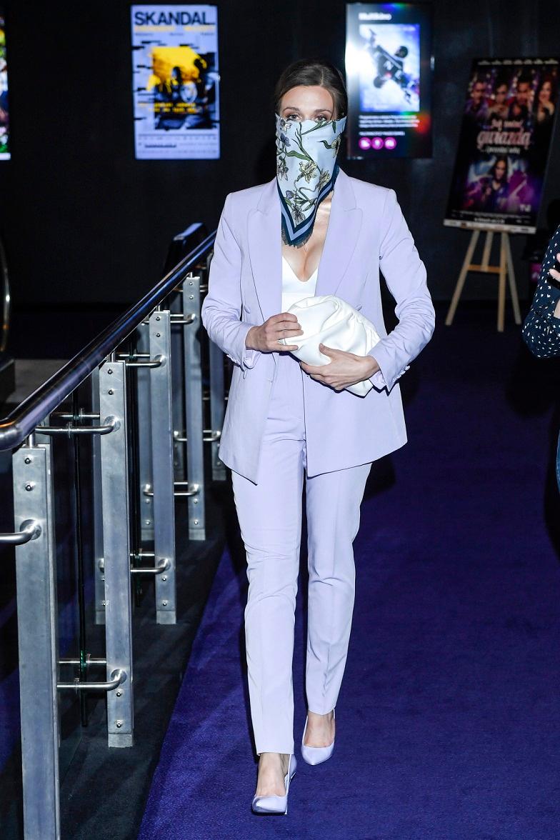 Julia Kamińska w garniturze