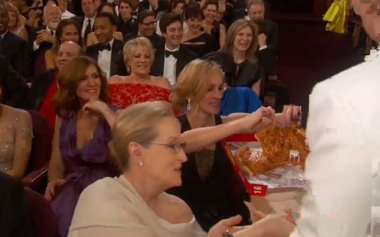 Ellen DeGeneres karmi gwiazdy pizzą na oscarowej gali VIDEO