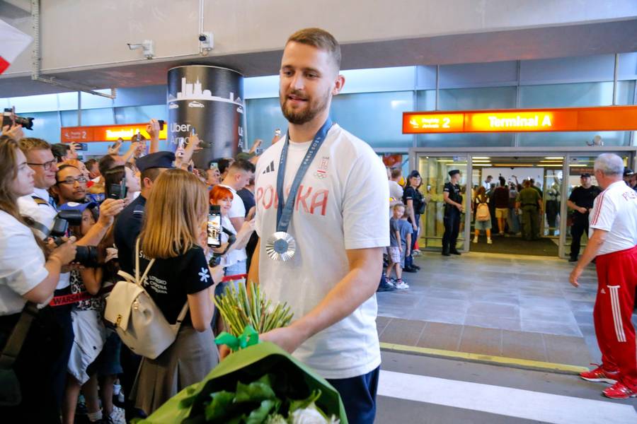 Olimpijczycy wrócili z Paryża. Tłumy kibiców witają ich na lotnisku w Warszawie! (ZDJĘCIA)