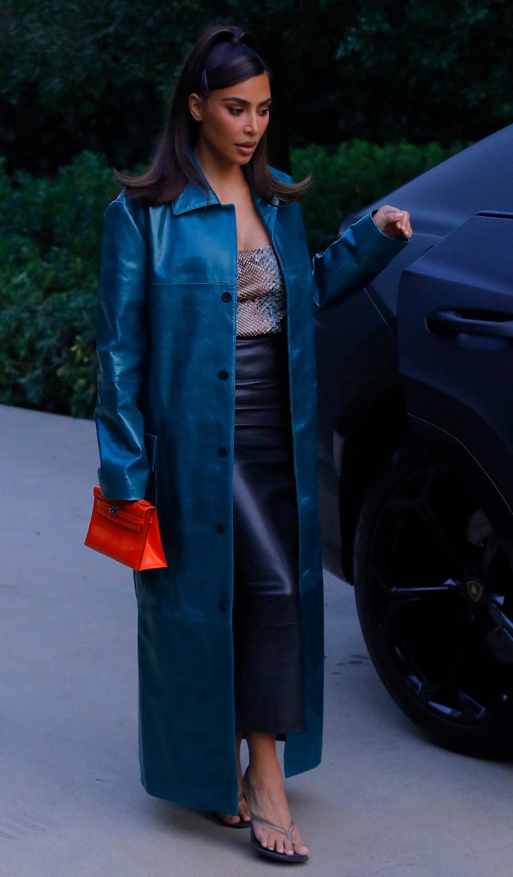 Kim Kardashian w skórzanym płaszczu.