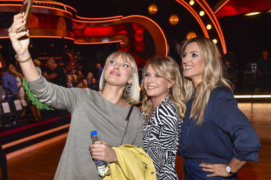 Plejada gwiazd z okazji 100 odcinka Tańca z Gwiazdami. Zamyślona Little Monster wspiera w studiu Damiana Kordasa