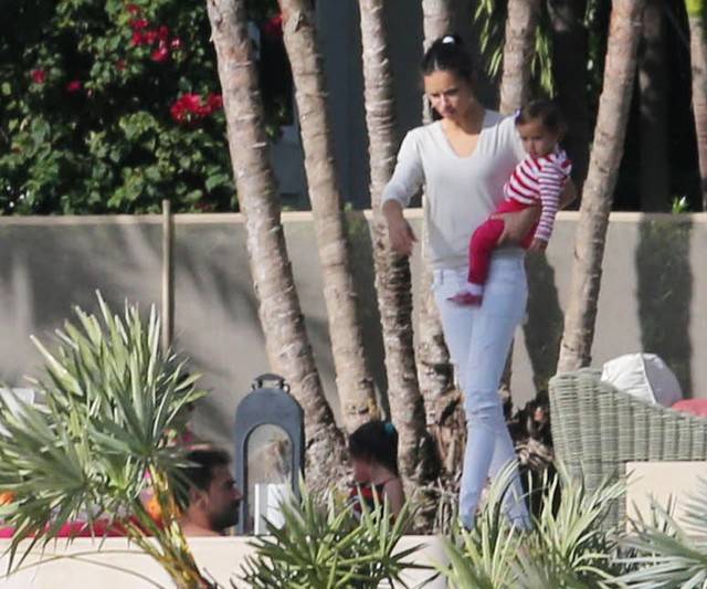 Adriana Lima z córeczkami i mężem