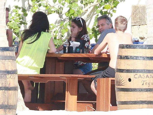 Amal i George Clooney z rodzinką Cindy Crawford na urlopie