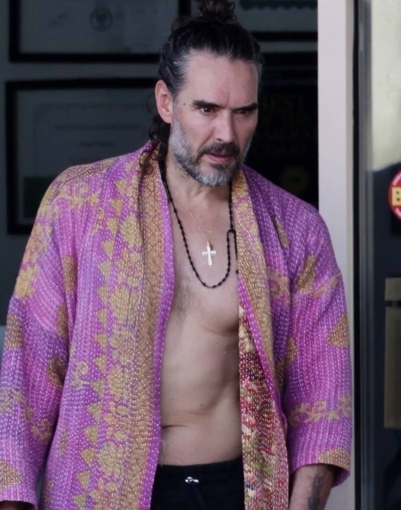 Russell Brand na najnowszych zdjęciach po oskarżeniach o gwałty i napaści seksualne