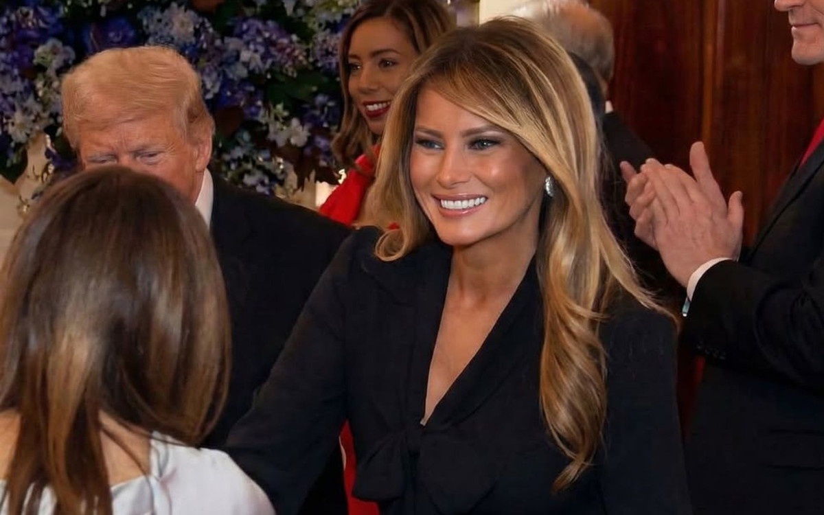 Burza o spodnie Melanii Trump. Ludzie podzieleni. Wpadka czy sztos?