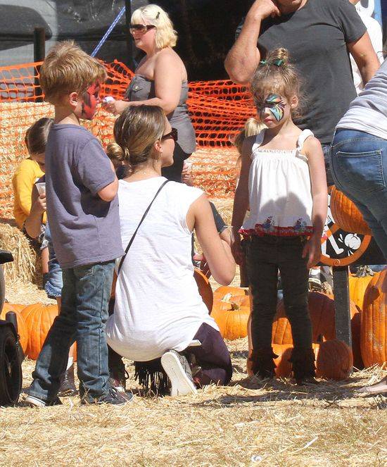 Jessica Alba z dziećmi kupuje dynie