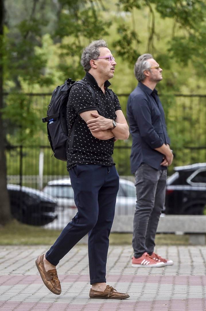 Pogrzeb Arkadiusza Tomiaka. Operatora filmowego żegnają Borys Szyc z żoną, Dorociński, Foremniak..